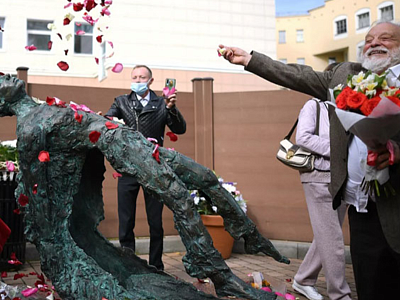 В Москве открыли памятник Есенину в честь 125-летия поэта 