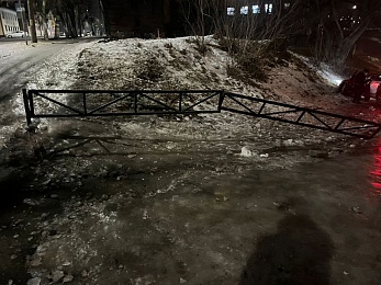 Пьяный рязанец пробил пешеходное ограждение на Лыбедском бульваре