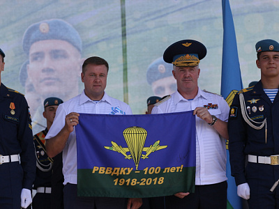 В Рязань вернулся побывавший в космосе флаг десантного училища