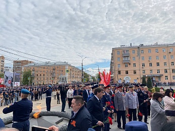 В Рязани 9 Мая возложили цветы к Вечному огню и развернули Георгиевскую ленту