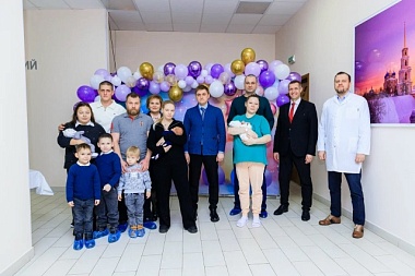 Три семьи, девять детей: в перинатальном центре прошла торжественная выписка