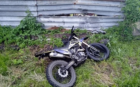 В Рязани мотоцикл врезался в забор, пострадали двое подростков
