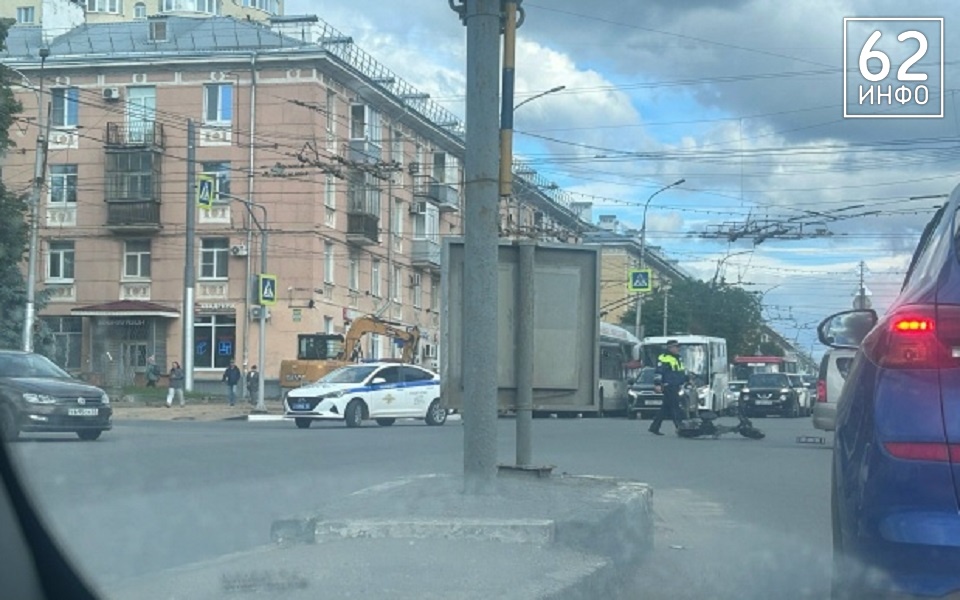 В центре Рязани легковушка и электроскутер столкнулись на перекрестке - 62ИНФО