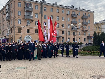 В Рязани 9 Мая возложили цветы к Вечному огню и развернули Георгиевскую ленту