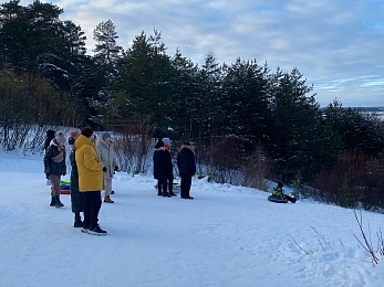 Рискованная забава: рязанцы продолжают кататься на  «ватрушках» с Лысой горы в Солотче
