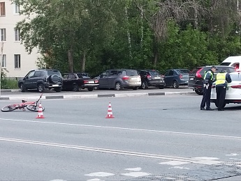 На Черновицкой велосипедист попал под автобус