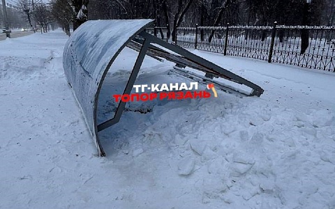 В Рязани упала остановка около колледжа