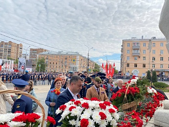 В Рязани 9 Мая возложили цветы к Вечному огню и развернули Георгиевскую ленту