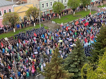 В Рязани более 20 тысяч горожан прошли в строю «Бессмертного полка» - 62ИНФО В Рязани более 20 тысяч горожан прошли в строю «Бессмертного полка»