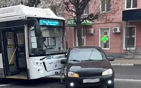 Троллейбус и два автомобиля столкнулись в центре Рязани Троллейбус и два автомобиля столкнулись в центре Рязани