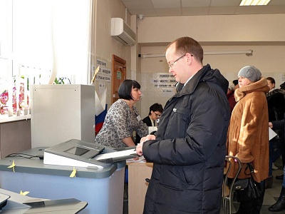 Карабасов проголосовал на избирательном участке в здании «Водоконала»
