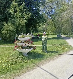 В Рязани поливают цветы на площадях и в скверах
