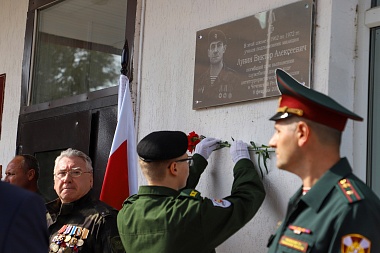 Рязанская Росгвардия вручила 28 пар погонов детям из школы № 38