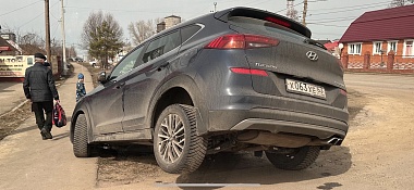 В Сасове Hyundai провалился в яму