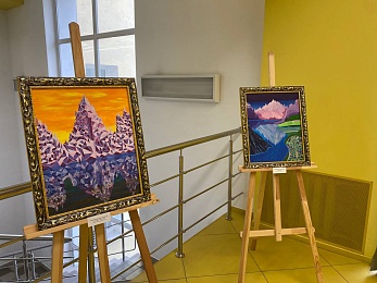 Держит кисть в зубах: в Рязани представили выставку "Творчество без рук" - 62ИНФО Держит кисть в зубах: в Рязани представили выставку "Творчество без рук"