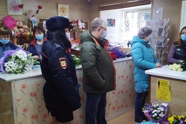 В рязанском «Перекрёстке» и на улице Ленина полиция проверила ношение масок - 62ИНФО В рязанском «Перекрёстке» и на улице Ленина полиция проверила ношение масок