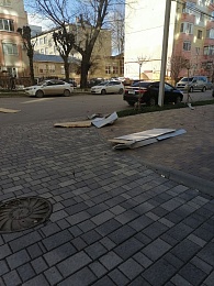 В центре Рязани ураганный ветер сорвал крышу - 62ИНФО В центре Рязани ураганный ветер сорвал крышу