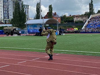 В Рязани День ВДВ отметили показательными выступлениями десантников и прыжками с парашютом