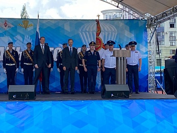В Рязани День ВДВ отметили показательными выступлениями десантников и прыжками с парашютом