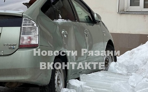 На улице Сенной ледяная глыба упала на припаркованный автомобиль