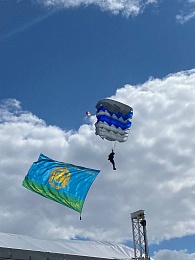 В Рязани День ВДВ отметили показательными выступлениями десантников и прыжками с парашютом