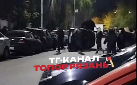 Автомобиль перевернулся в Рязани на Московском шоссе Автомобиль перевернулся в Рязани на Московском шоссе