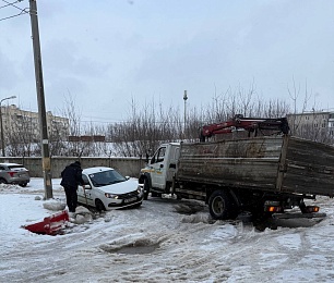 В Рязани «скорая помощь» застряла в ледяной яме