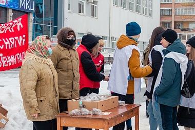 Волонтёры Победы провели в центре Рязани акцию памяти «Блокадный хлеб»