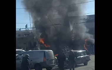 Горящий троллейбус засняли жители Рязани 