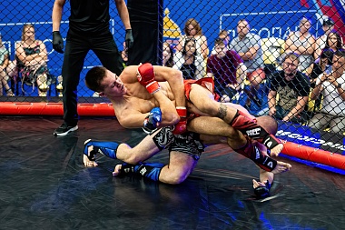 В рязанском Лесопарке прошёл турнир ММА «Битва за Рязань»