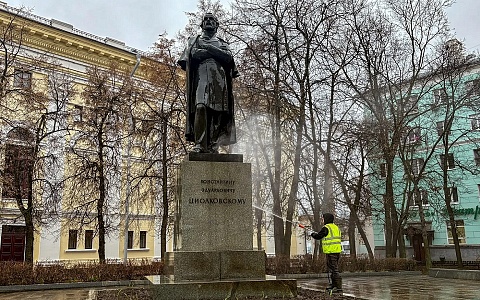 Ко Дню космонавтики в Рязани помыли памятник Циолковскому