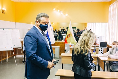 Губернатор Николай Любимов проголосовал на выборах в Госдуму - 62ИНФО Губернатор Николай Любимов проголосовал на выборах в Госдуму