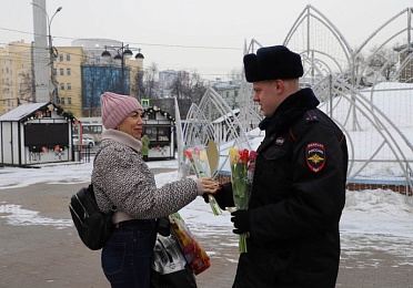 Рязанская полиция поздравила местных жительниц с 8 марта