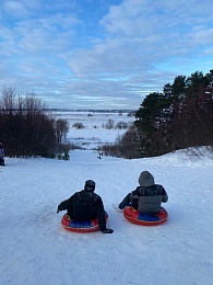 Рискованная забава: рязанцы продолжают кататься на  «ватрушках» с Лысой горы в Солотче