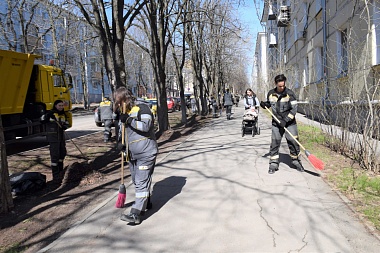 Рязанская НПК провела субботник на улице Полетаева в честь 80-летия Победы