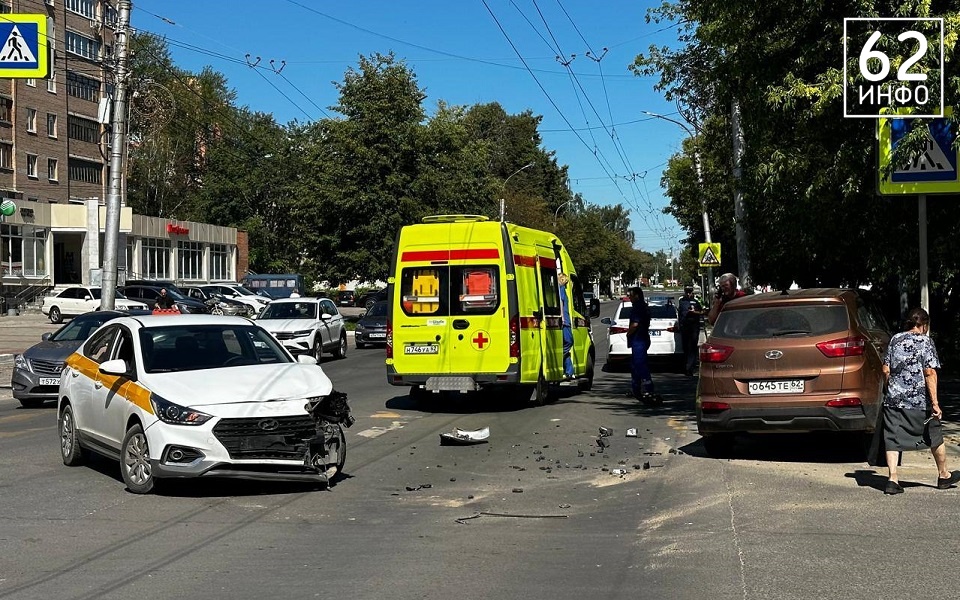 В Рязани реанимация приехала к ДТП с такси и Hyundai на Грибоедова - 62ИНФО