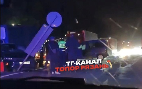 На выезде из Рязани столкнулись три автомобиля