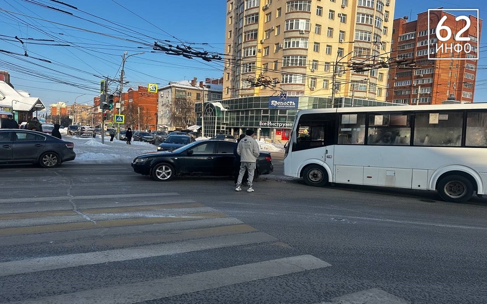 В Рязани автобус попал в ДТП на перекрестке Есенина и Грибоедова - 62ИНФО