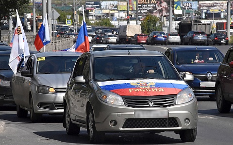 Рязанцы устроили автопробег в честь Дня Государственного флага РФ
