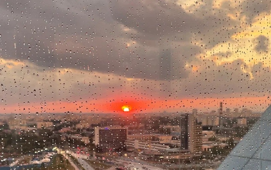 Шквалистый северный ветер несет мокрый снег на Рязань, дороги скует лед