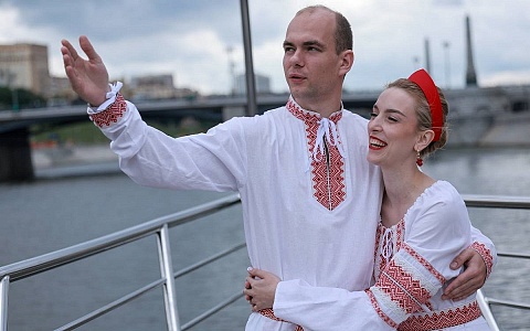 Две рязанские пары поженились на всероссийском фестивале в Москве