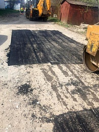 В Рязани горячим асфальтом заделали ямы на двух улицах 