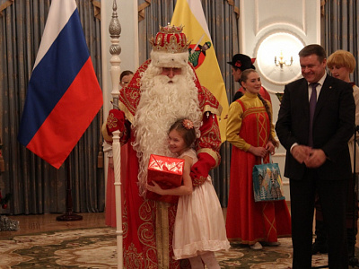 Юных рязанцев с Новым годом поздравили губернатор и Дед Мороз из Великого Устюга 