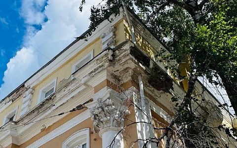 В центре Рязани разрушается историческое здание