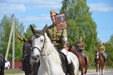 В рязанском поселке Ласковский 9 Мая прошел «Бессмертный полк» в конном строю - 62ИНФО В рязанском поселке Ласковский 9 Мая прошел «Бессмертный полк» в конном строю