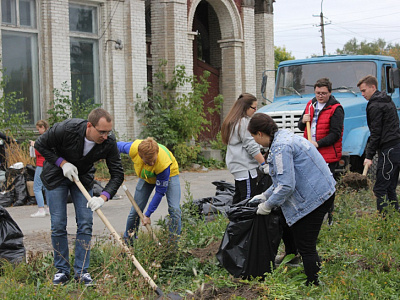 Волонтёры из разных регионов провели субботник в рязанском Торговом городке 