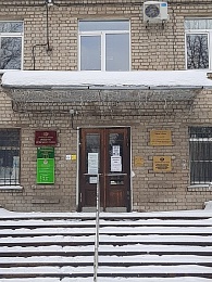 Рязанка пожаловалась на глыбы снега и льда на крыше в центре города