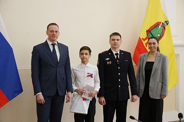 Павел Малков вручил паспорта молодым рязанцам 