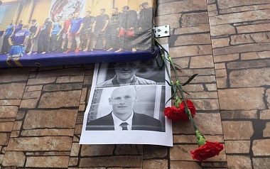 В Рязани цветы в память о Пригожине и Уткине несут к бывшему центру набора в ЧВК "Вагнер"