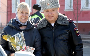 Рязанские инспекторы ДПС поздравляют женщин с 8 марта